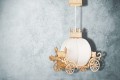 Deku – Kareta Karoca Lampa wisząca dekoracyjna drewniana Biała oprawka L700385.jpg