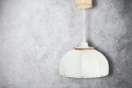 Deku - Ula Lampa wisząca dekoracyjna drewniana Biała oprawka  2.jpg