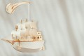Deku – Statek Piracki Kinkiet Żaglowiec Lampa ścienna dekoracyjna drewniana Biała oprawka K701986  2.jpg