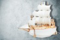 Deku – Statek Piracki Żaglowiec Lampa stojąca nocna dekoracyjna drewniana Biała oprawka L700446 3.jpg
